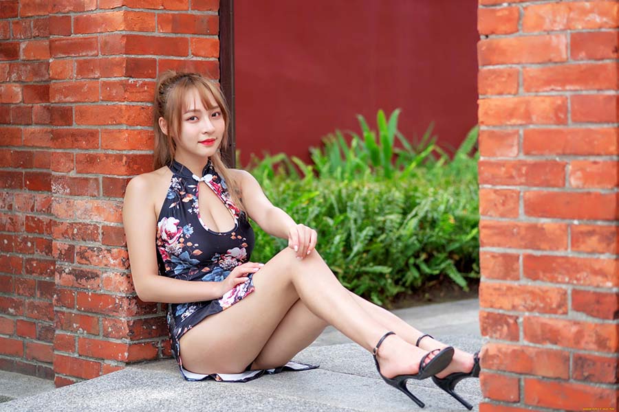 Girls in short dresses in Shuancheng
