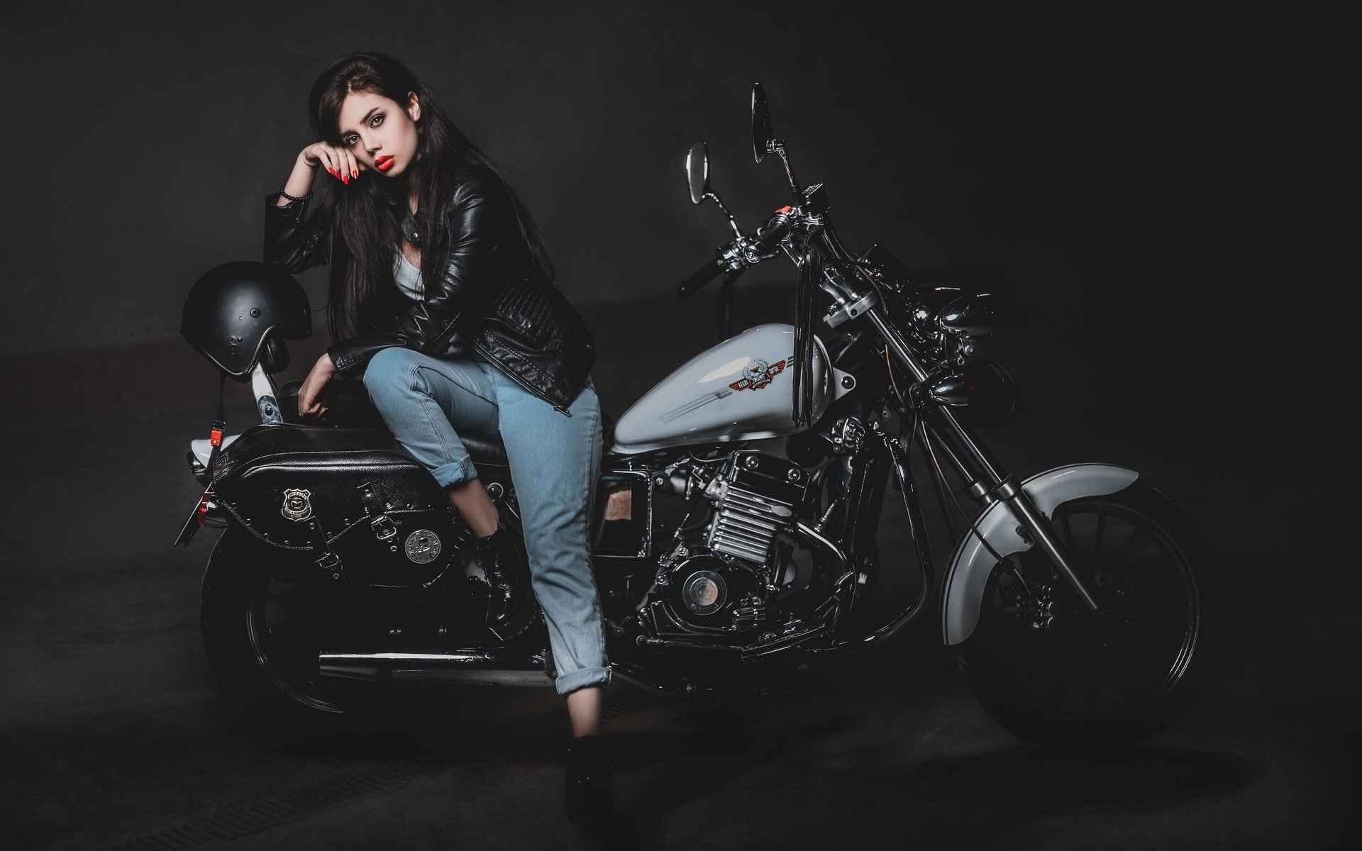 Biker girls: style and drive in Shuancheng