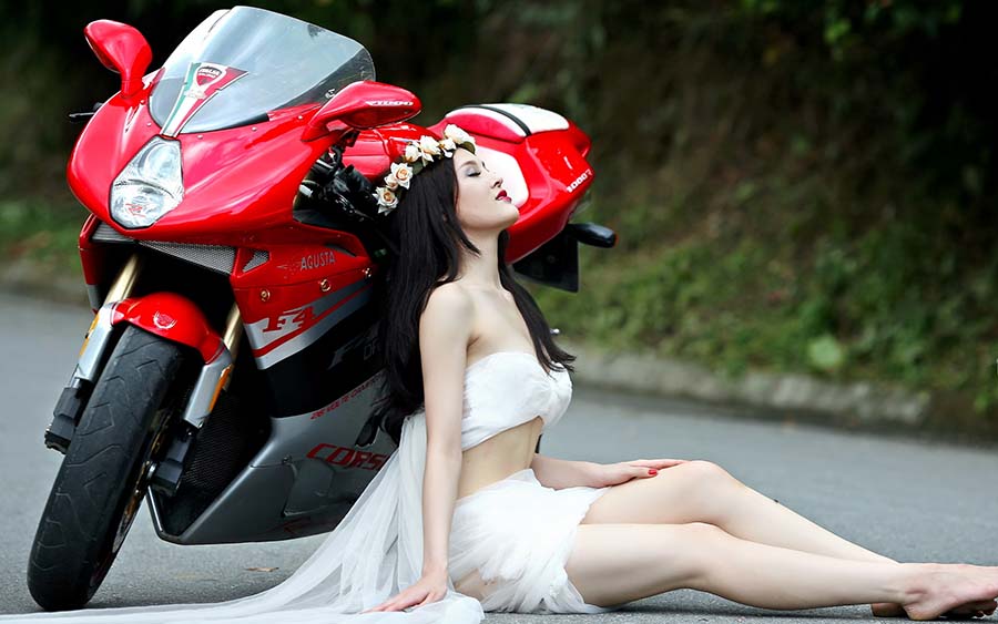 Beautiful girls and motorcycles in Shuancheng