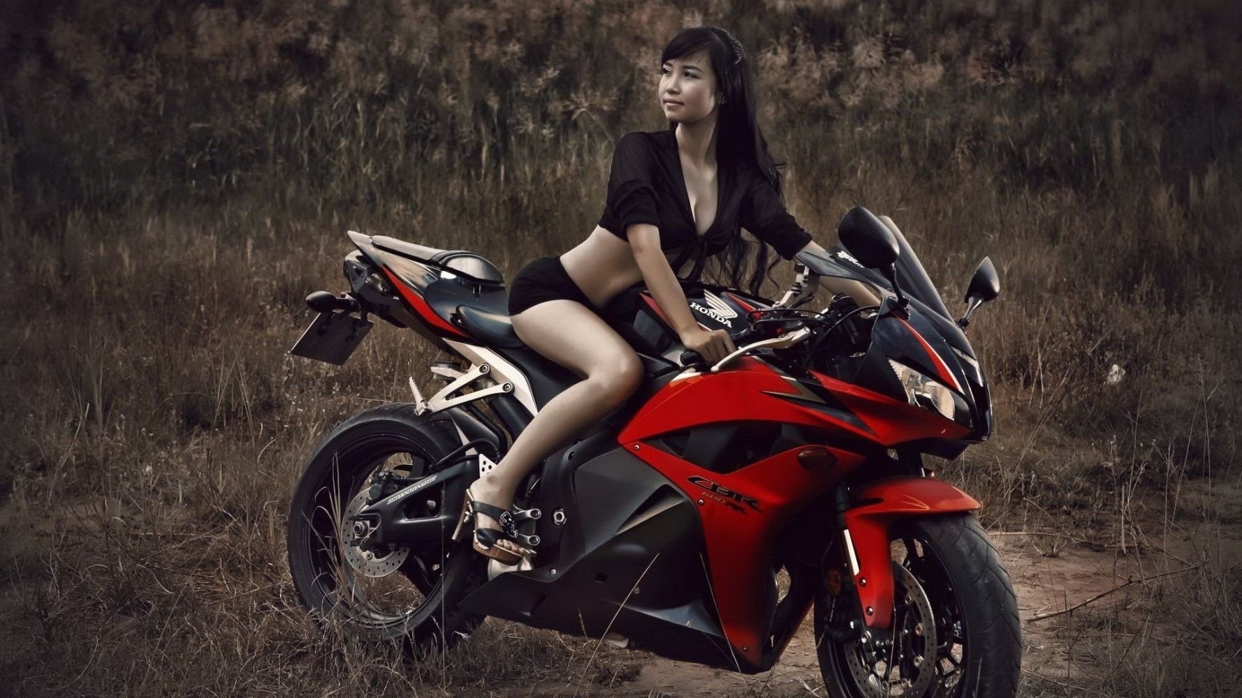 Fitness girls and bikes in Shuancheng