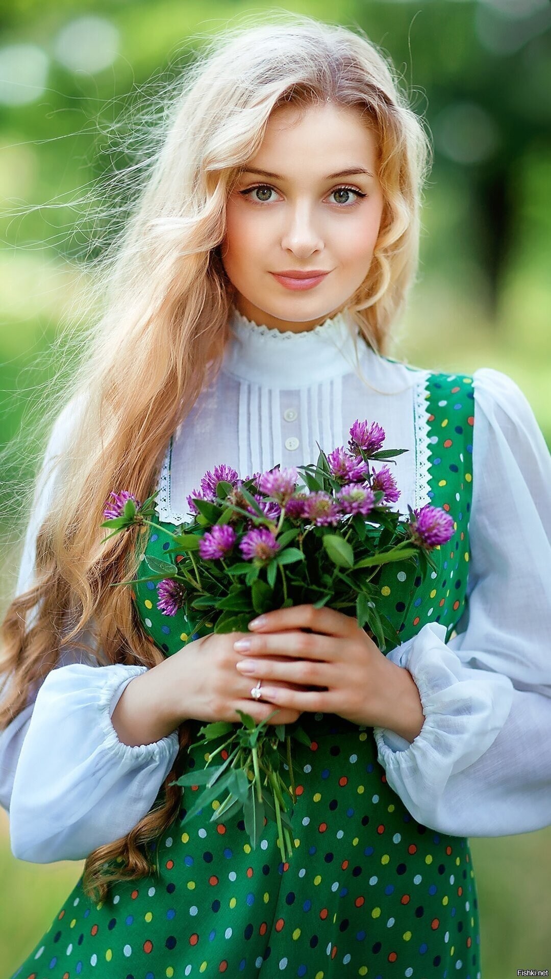Girls in Slavic costumes in Shuancheng
